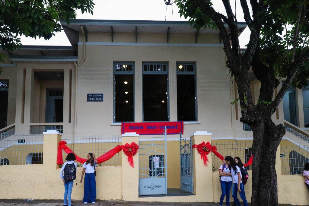 Escola Estadual Paula Rocha é entregue após 10 anos fechada