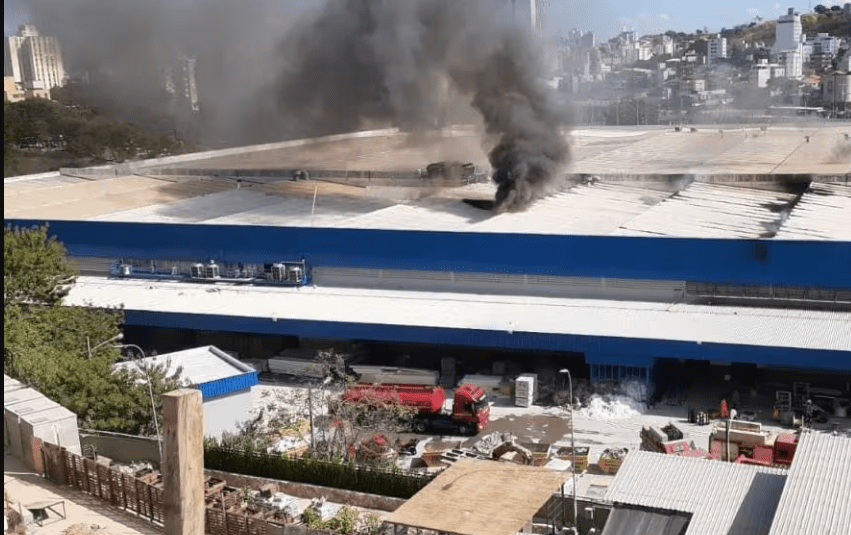 Incêndio atinge galpão onde funcionava o supermercado Extra, próximo o Minas Shopping