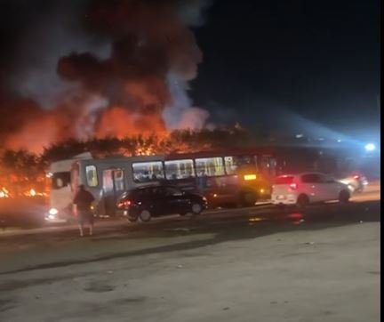 Incêndio atinge vegetação e carros no bairro Borges, em Sabará