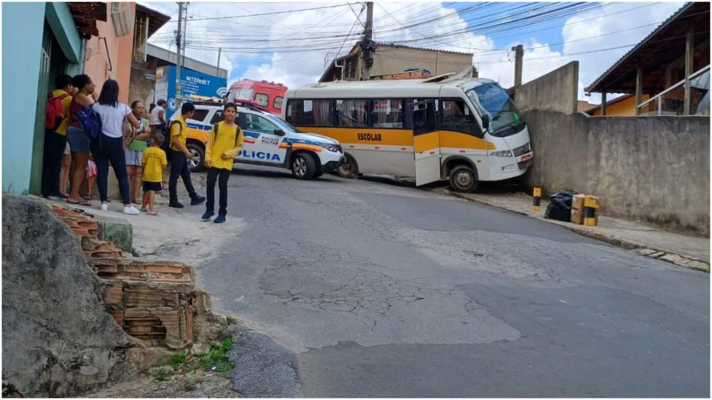 Acidente com ônibus escolar deixa adolescente ferida em Sabará (Vídeo)