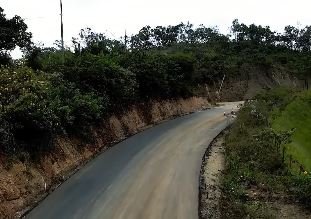 Asfaltamento da estrada que liga Sabará a Nova Lima volta a avançar