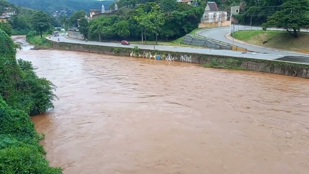 Nível do Rio das Velhas preocupa em Raposos; Defesa Civil de Sabará monitora situação