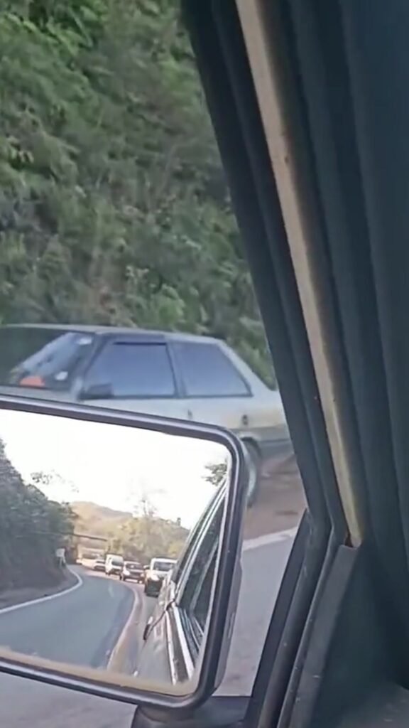 Motoristas se preocupam com carros estacionados em trecho sem acostamento na Sabará-Caeté